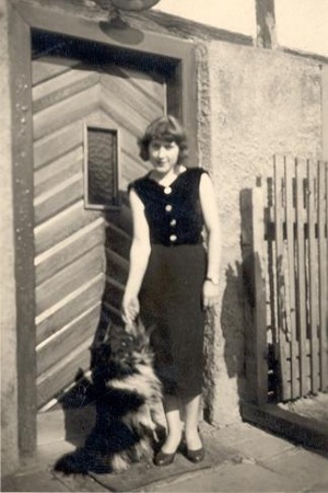 Helga mit Alli an unserer Haustr ca. 1958. Archivbild Vossen
