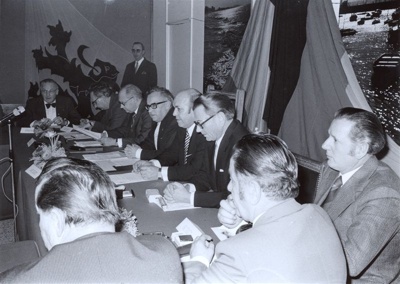 16.03.1974  Festsitzung in Sint-Stevens, in der Mitte (von rechts) Peter Reger, Toni Wolff, Brgermeister Edward van Nerom (Repro: Hejo Mies)