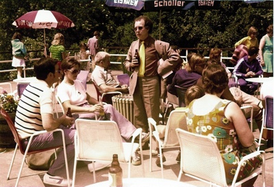 23.06.1974  Auf der Freibadterrasse in Blankenheim: Secretaris Wim Potums im Gesprch mit Romain und Louisa Bliki (links) (Foto: Vossen)