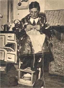 Warme Fe, flinke Hnde. Oma beim Stricken am Herd. Kopie aus einer Zeitschrift aus dem Jahr 1935 Repro: Archiv Autor.