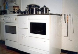 Kochstelle und Wrmespender : Im Vordergrund der moderne Kohleherd Foto: Autor