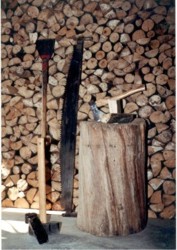 Waldarbeitsgerte: Schrotsge, Schleisen, Vorschlaghammer,  Axt und Spaltkeil. Im Hintergrund Wintervorrat Foto: Hejo Mies
