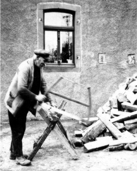 Josef Grgens beim Brandholzschneiden mit der "Rahmsch" Repro: Archiv Hejo Mies