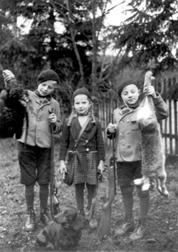 Stolz prsentieren die Mehnert-Kinder die Jagdbeute des Vaters, v.li.: Kurt, Annemarie, Gnther (Archiv Hejo Mies)