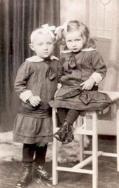Die beiden Jngsten : Maria (links) und Jeni (Archiv Hejo Mies)
