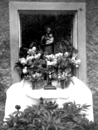Fronleichnam 1954, unser Hausaltrchen im Giebelfenster. Bild: Archiv Autor