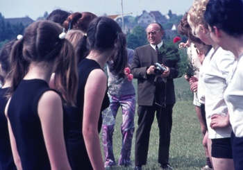 1971, die Presse beim Wiesenfest: Heinz H. Naumann vom Klner Stadtanzeiger im   Interview mit den Damenmannschaften (Foto Hildegard Schmitz)