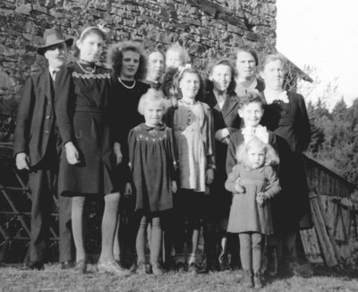 Familienfest im Sommer 1943, ganz rechts unsere Jtt. (Archivbild Hejo Mies)