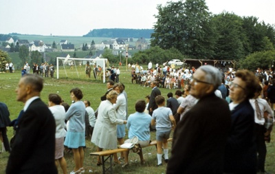 1971, Blick auf die "Zuschauertribne." Vorne rechts Karl Schmidt, Mitbegrnder des Sportvereins, und Ehefrau Berta (Foto Hildegard Schmitz)