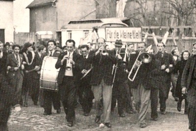 Kirmes 1948 in Blankenheimerdorf. Die Tanzkappelle spielte auch die Straenmusik bei den Umzgen (Repro J. Vossen)