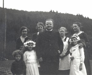 April 1939, Kommunionfest in Schlemmershof mit Pastor Hermann Lux. Jtt als Kchenmeisterin in weier Dienstkleidung (Archivbild J. Vossen)