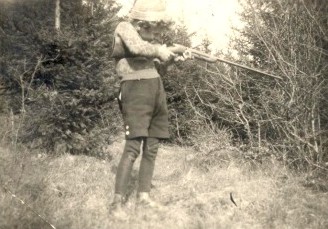 Als achtjhriger "Heckenschtze" mit dem alten Flobert an der Hardt (Bild: Archiv Autor)