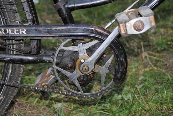 Das Getriebe am Damenrad mit Kettenschutz.   Hannes Denzel, Oldtimermuseum Alt-mnster am Traunsee