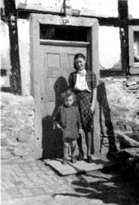 Margret und Gisela Kltsch 1946 an der Haustr, Foto Margret Kerner