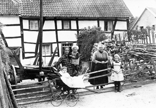 Familie Breuer vor Haus Muue 1927, Repro DGKV